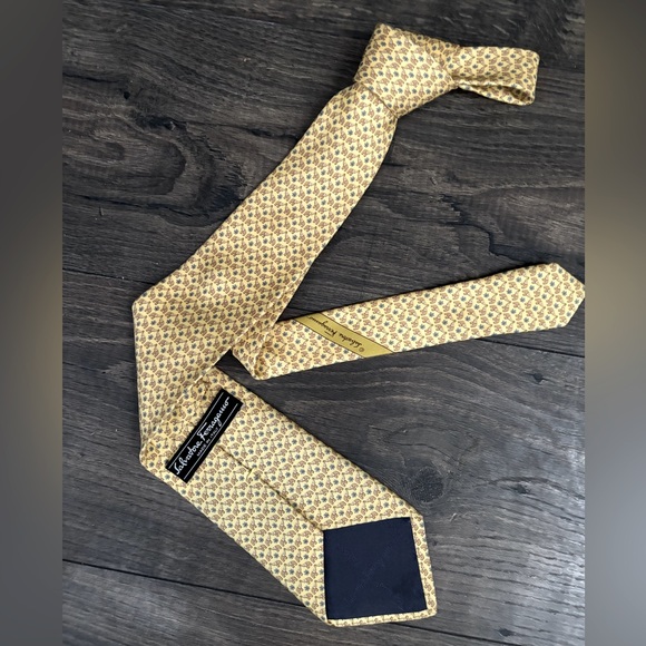 Salvatore Ferragamo men’s pale yellow, classic print tie - Picture 1 of 5